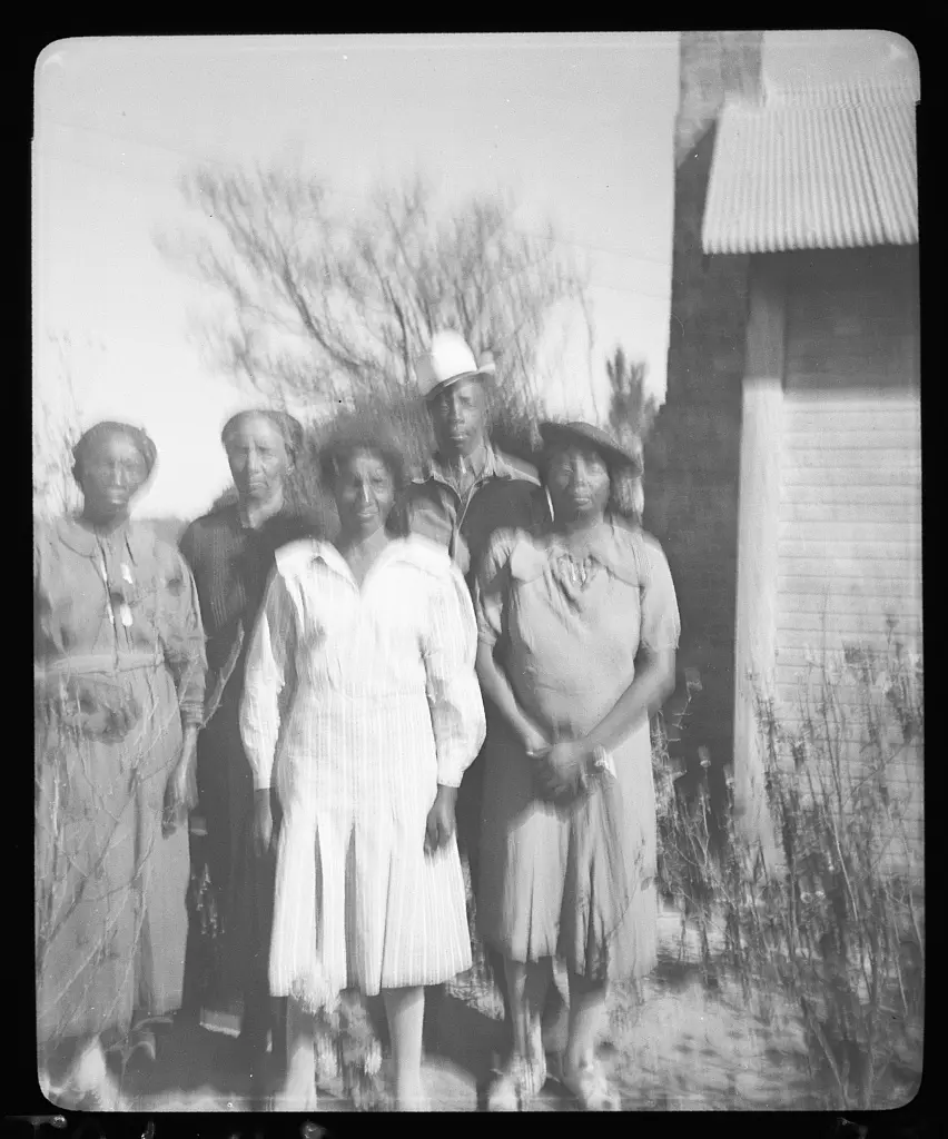 Group of five spiritual singers at the home of Rev. Bell, Boyd, Alabama, including Clabe Amerson, Mary Amerson (far left), Mandy Tartt, and Mattie Bell